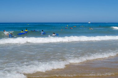 La Barrosa plajı, sular çekildiğinde, Sancti Petri, Chiclana de la Frontera, Cadiz, İspanya