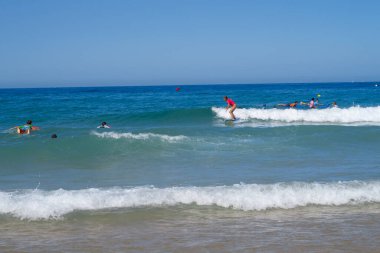 La Barrosa plajı, sular çekildiğinde, Sancti Petri, Chiclana de la Frontera, Cadiz, İspanya