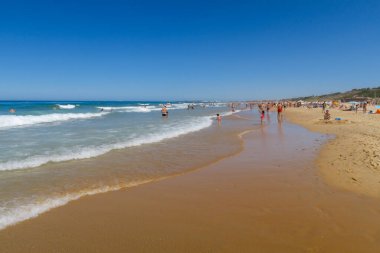 La Barrosa plajı, sular çekildiğinde, Sancti Petri, Chiclana de la Frontera, Cadiz, İspanya