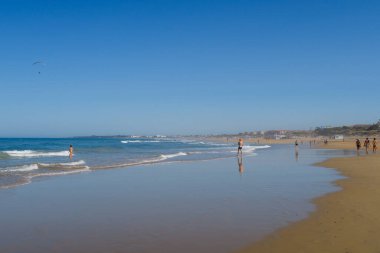 La Barrosa plajı, sular çekildiğinde, Sancti Petri, Chiclana de la Frontera, Cadiz, İspanya