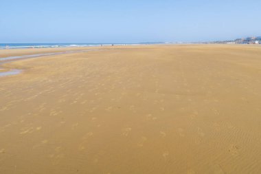 La Barrosa plajı, sular çekildiğinde, Sancti Petri, Chiclana de la Frontera, Cadiz, İspanya