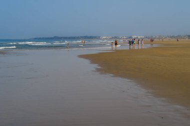 La Barrosa plajı, sular çekildiğinde, Sancti Petri, Chiclana de la Frontera, Cadiz, İspanya