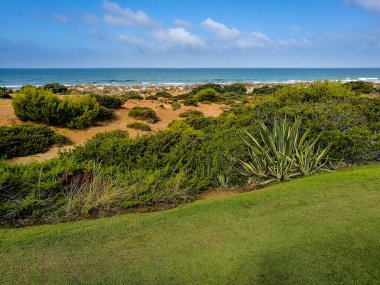 La Barrosa plajı, sular çekildiğinde, Sancti Petri, Chiclana de la Frontera, Cadiz, İspanya