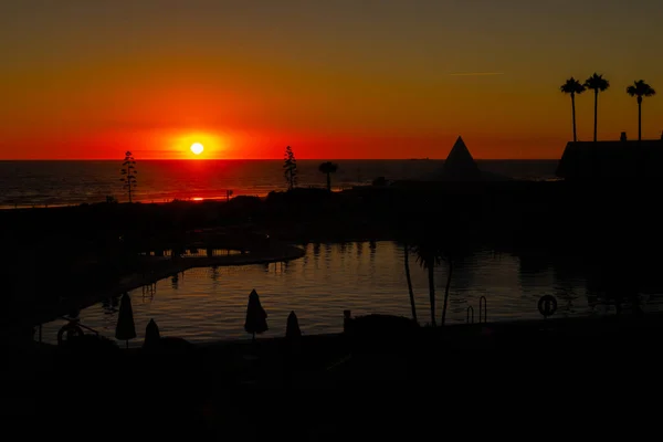 スペインカディスのサンティ ペトリにあるラ バローサ ビーチの夕日 — ストック写真