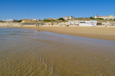 La Barrosa plajı, sular çekildiğinde, Sancti Petri, Chiclana de la Frontera, Cadiz, İspanya