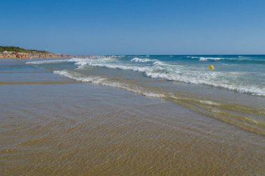 La Barrosa plajı, sular çekildiğinde, Sancti Petri, Chiclana de la Frontera, Cadiz, İspanya