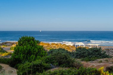 La Barrosa plajı, sular çekildiğinde, Sancti Petri, Chiclana de la Frontera, Cadiz, İspanya
