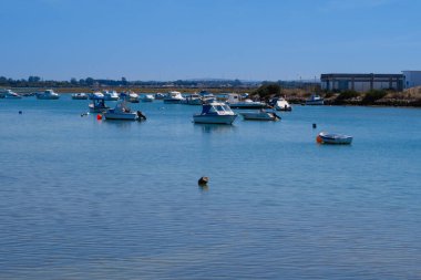 La Barrosa plajı, sular çekildiğinde, Sancti Petri, Chiclana de la Frontera, Cadiz, İspanya