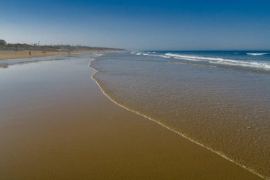 La Barrosa plajı, sular çekildiğinde, Sancti Petri, Chiclana de la Frontera, Cadiz, İspanya