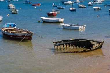 La Barrosa plajı, sular çekildiğinde, Sancti Petri, Chiclana de la Frontera, Cadiz, İspanya