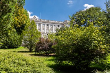 Madrid 'de Kampo del Moro denilen halk bahçeleri.
