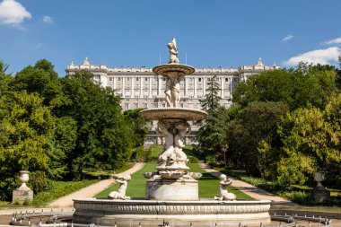 Madrid 'de Kampo del Moro denilen halk bahçeleri.