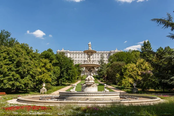 Madrid 'de Kampo del Moro denilen halk bahçeleri.