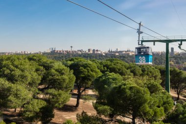 Madrid, İspanya 'daki Casa de Campo parkında kablolu araba..