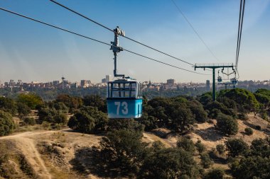 Madrid, İspanya 'daki Casa de Campo parkında kablolu araba..