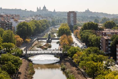 Madrid manzarası Casa de Campo teleferiğinden