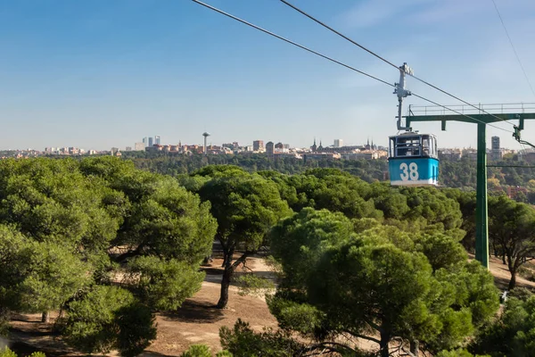 Madrid, İspanya 'daki Casa de Campo parkında kablolu araba..