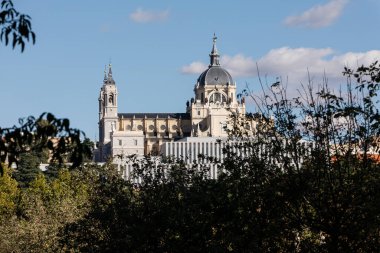 Madrid, İspanya 'nın Santa Maria la Real de La Almudena Katedrali ve Casa de Campo parkı ile kraliyet sarayı silueti.