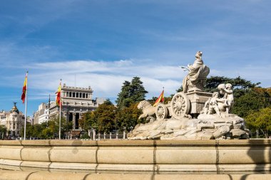 Madrid'da Plaza de Cibeles Cibeles Çeşmede güzel yaz gün, İspanya