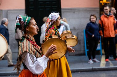 Madrid sokaklarında düzenlenen geleneksel Transhumancia festivalindeki folklorik gruplar