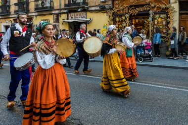 Madrid sokaklarında düzenlenen geleneksel Transhumancia festivalindeki folklorik gruplar