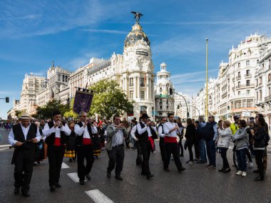 Madrid sokaklarında düzenlenen geleneksel Transhumancia festivalindeki folklorik gruplar