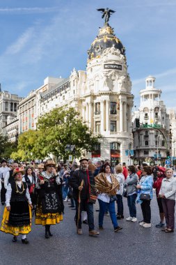 Madrid sokaklarında düzenlenen geleneksel Transhumancia festivalindeki folklorik gruplar