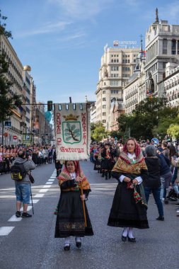Madrid sokaklarında düzenlenen geleneksel Transhumancia festivalindeki folklorik gruplar