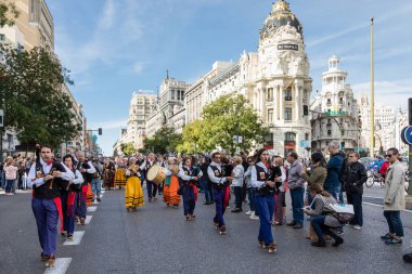 Madrid sokaklarında düzenlenen geleneksel Transhumancia festivalindeki folklorik gruplar