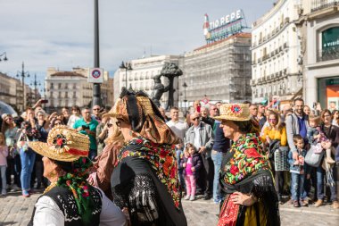 Madrid sokaklarında düzenlenen geleneksel Transhumancia festivalindeki folklorik gruplar