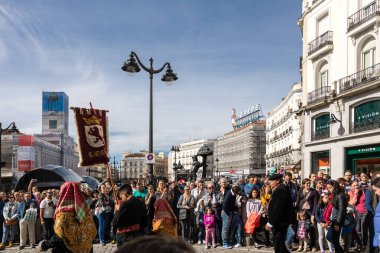 Madrid sokaklarında düzenlenen geleneksel Transhumancia festivalindeki folklorik gruplar