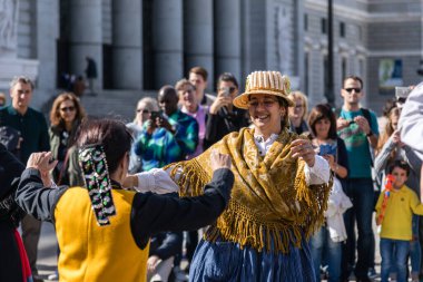 Madrid sokaklarında düzenlenen geleneksel Transhumancia festivalindeki folklorik gruplar