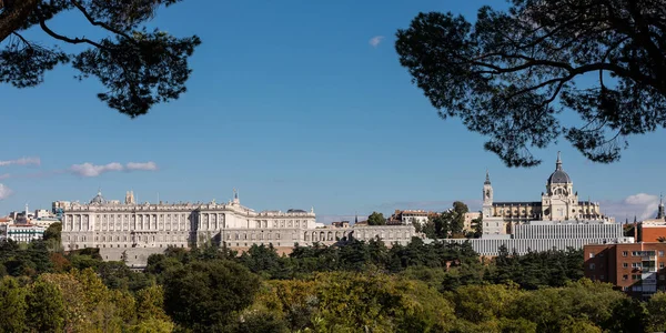 Madrid Espanha Skyline Catedral Santa Maria Real Almudena Palácio Real — Fotografia de Stock