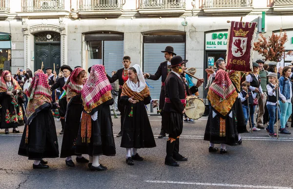 Grupy Folklorystyczne Tradycyjnym Festiwalu Transhumancia Odbywającym Się Ulicach Madrytu — Zdjęcie stockowe