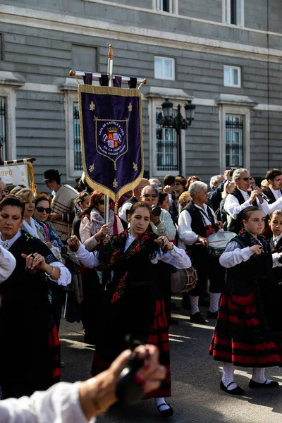 Фольклорные Коллективы Традиционном Фестивале Transhumancia Проходящем Улицах Мадрида — стоковое фото