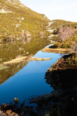 İspanya 'nın Asturias kentindeki Leitariegos limanında buzul kökenli bir göl.