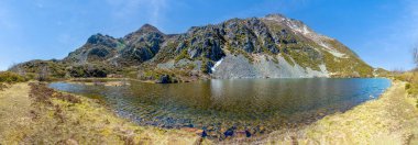 İspanya 'nın Asturias kentindeki Leitariegos limanında buzul kökenli bir göl.
