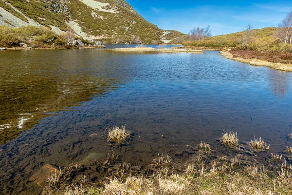 İspanya 'nın Asturias kentindeki Leitariegos limanında buzul kökenli bir göl.