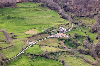 Leitariegos Vadisi, Asturias, İspanya, bahar başında