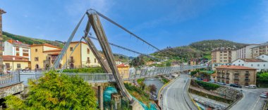 Halkın geçişi için asma köprü ve Cangas del Narcea, Asturias, İspanya 'daki Narcea Nehri' ni geçmek.