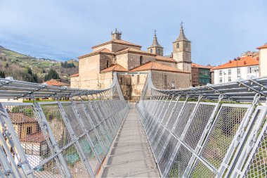 Halkın geçişi için asma köprü ve Cangas del Narcea, Asturias, İspanya 'daki Narcea Nehri' ni geçmek.
