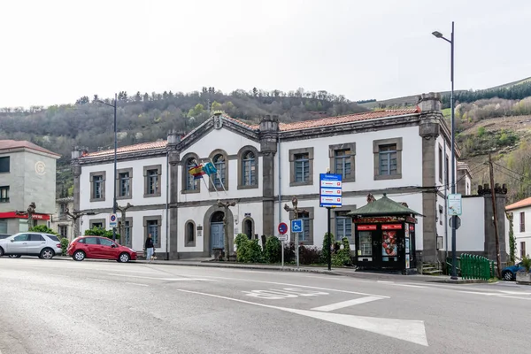 İspanya 'nın Asturias kentindeki Leitariegos Vadisi' ndeki Cangas del Narcea kasabasındaki tipik bina ve evler