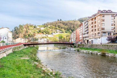 Narcea Nehri İspanya 'nın Asturias kentindeki Cangas del Narcea şehrinin merkezinden geçerken