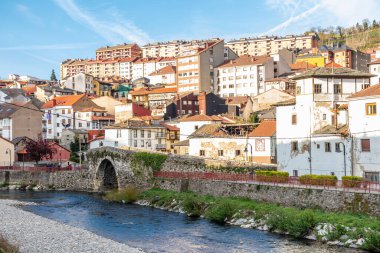 Narcea Nehri İspanya 'nın Asturias kentindeki Cangas del Narcea şehrinin merkezinden geçerken