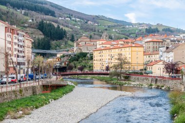 Narcea Nehri İspanya 'nın Asturias kentindeki Cangas del Narcea şehrinin merkezinden geçerken