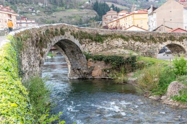 İspanya 'nın Asturias kentindeki Cangas del Narcea kentinin ortasından geçen Narcea Nehri üzerindeki Roma kökenli köprü.