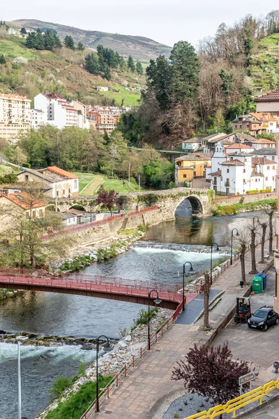 Narcea Floden Som Passerar Genom Centrum Staden Cangas Del Narcea — Stockfoto