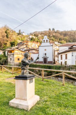 Cangas del Narcea, İspanya 'daki Carmen Hanımefendimizin kilisesinin önündeki roket atıcısına bir hediye.