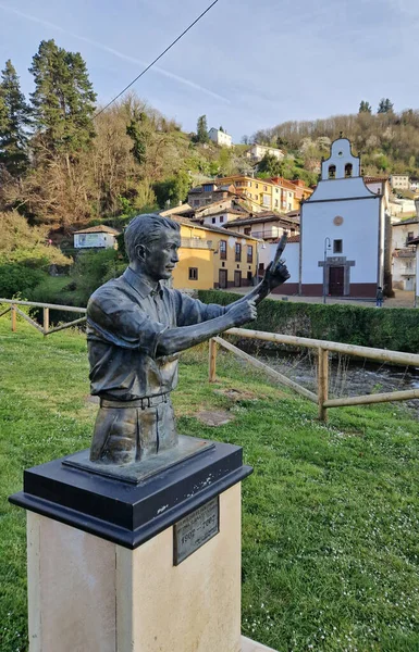 Cangas del Narcea, İspanya 'daki Carmen Hanımefendimizin kilisesinin önündeki roket atıcısına bir hediye.