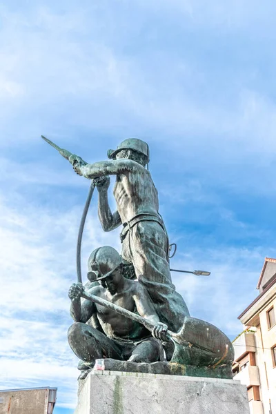 スペインのカンガス ナルセア 2023年4月5日 スペインのアストゥリアス州 カンガス ナルセアの鉱山労働者への彫刻のオマージュ — ストック写真
